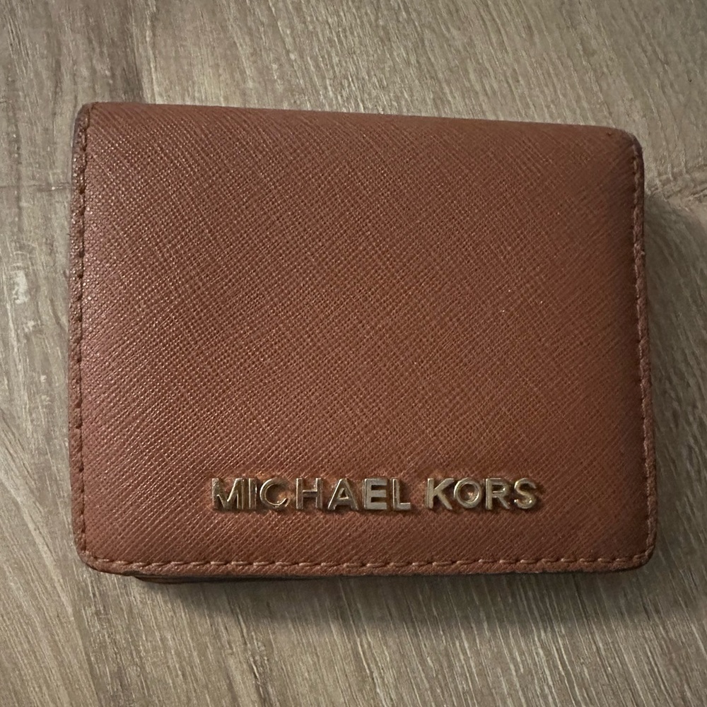 Michael Kors tri-fold wallet
Good condition, hardly been used